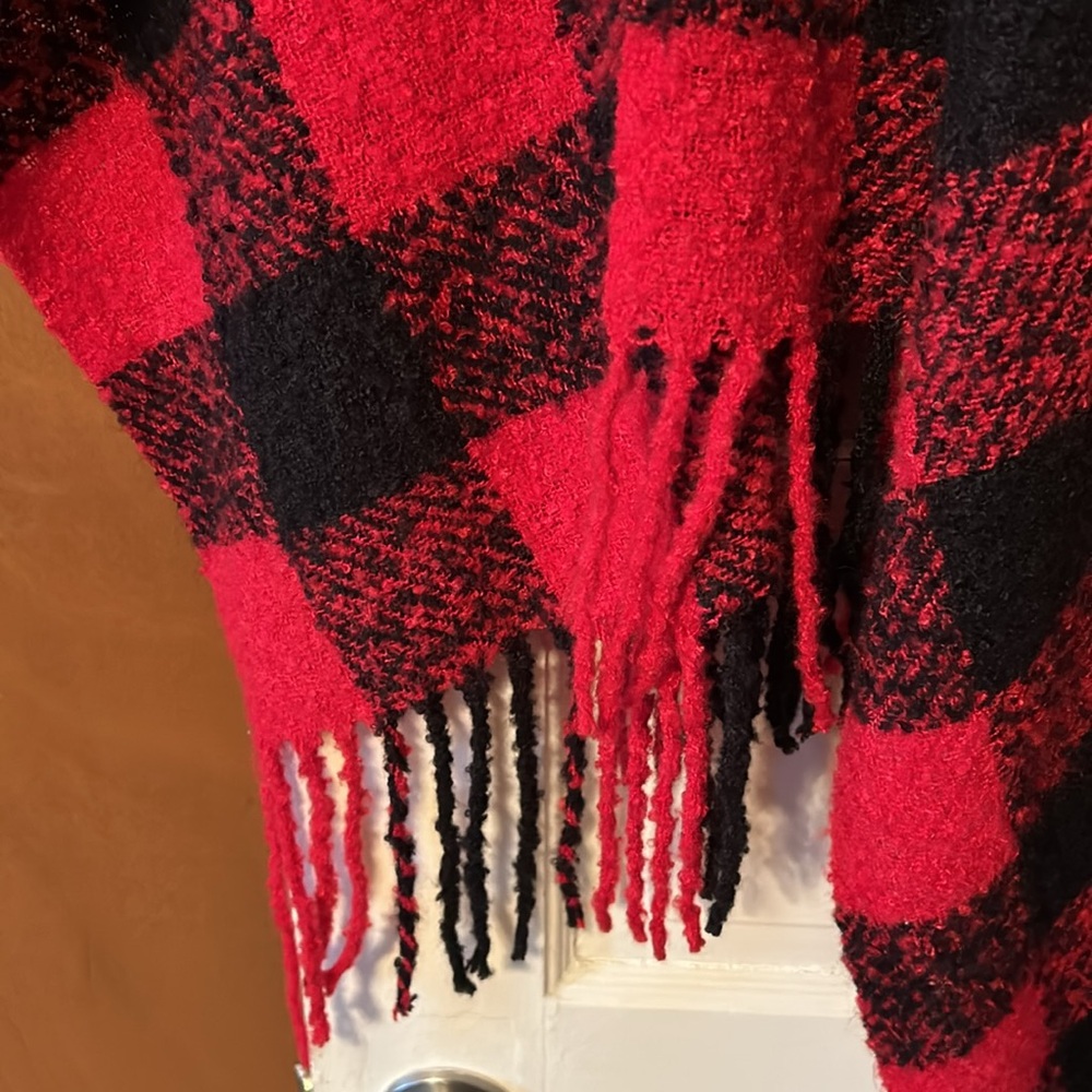 Buffalo plaid cape/scarf. Red/Black with fringe, excellent condition - Picture 3 of 6